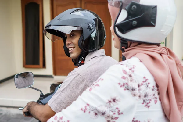 Muslim wanita dan pria naik sepeda motor — Stok Foto
