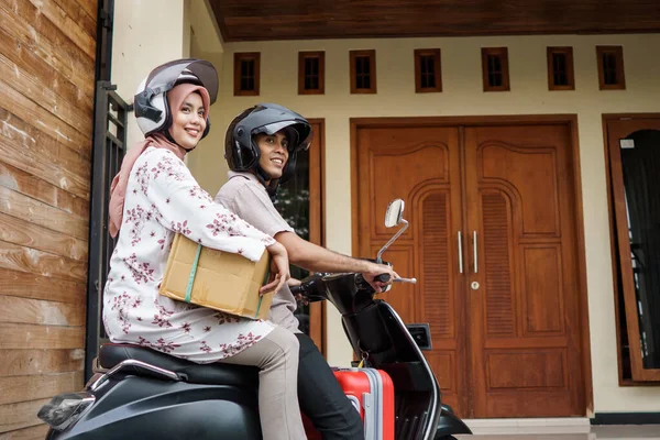 Мусульманське подружжя їде на мотоциклі для подорожей. — стокове фото