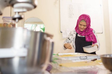 Müslüman kadın fırıncı atölyesinde