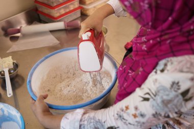 Pasta yapmak için hamur unu karıştırıyorum.