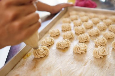 Semprit keki. Asya lokması büyüklüğünde tatlı.