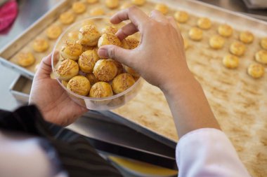 Ananaslı turtalı kek fırından yeni çıktı.