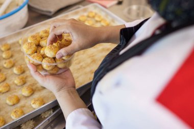 Ananaslı turtalı kek fırından yeni çıktı.