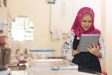 Fırın sahibi sipariş hazırlamakla meşgul.