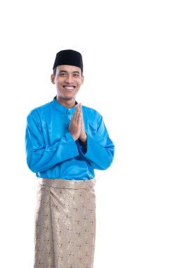 Malay müslüman adam resmi kameraya gülümsüyor