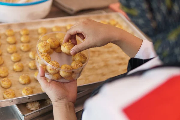 Nastar cake wordt op een container — Stockfoto