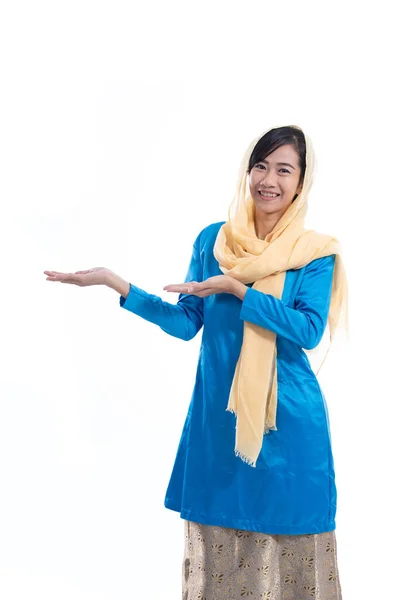 Muszlim ázsiai nő elszigetelt bemutató — Stock Fotó