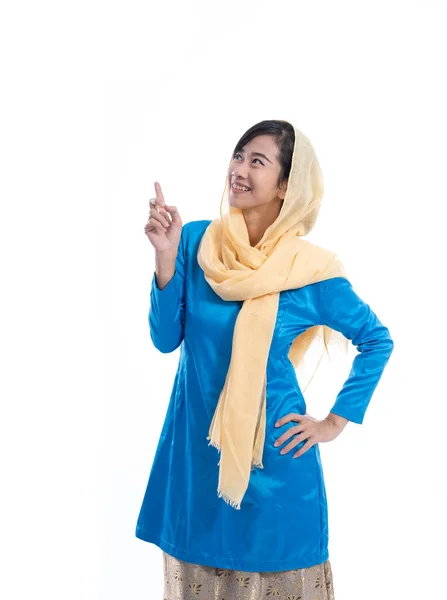 Mujer musulmana vestida de azul mira hacia arriba —  Fotos de Stock