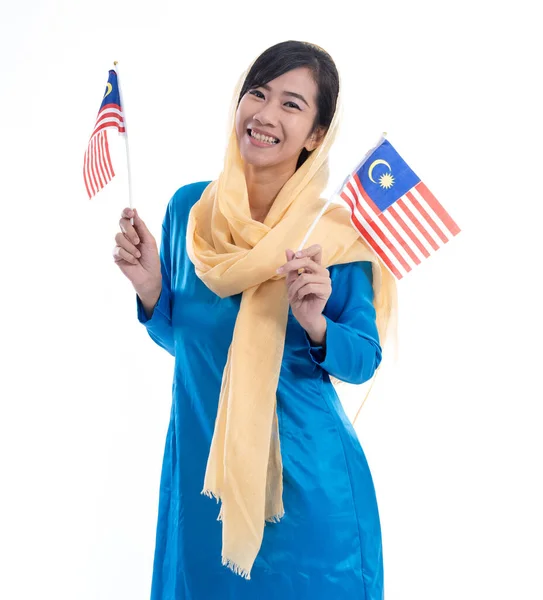 Wanita muslim bersemangat memegang bendera malaysia — Stok Foto