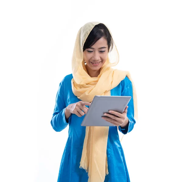 Muzułmanka z chustą na głowie za pomocą tabletu — Zdjęcie stockowe