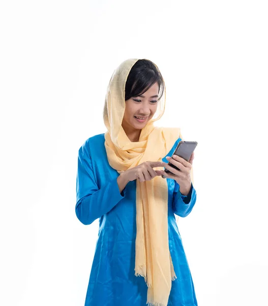 Moslim jonge vrouw met behulp van mobiele telefoon — Stockfoto