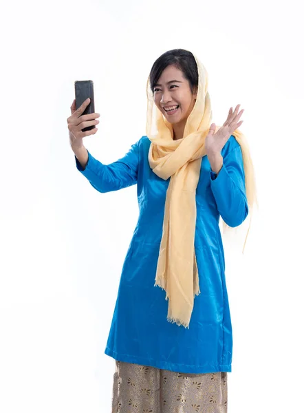 Animado muçulmano mulher vídeo chamando usando smartphone móvel — Fotografia de Stock