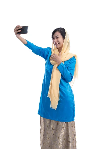Menggairahkan muslim perempuan panggilan video menggunakan ponsel smartphone — Stok Foto
