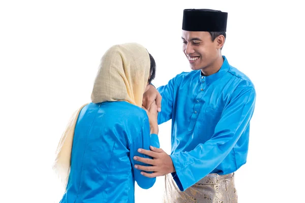 Uomo e donna gesto fogiving su eid mubarak — Foto Stock