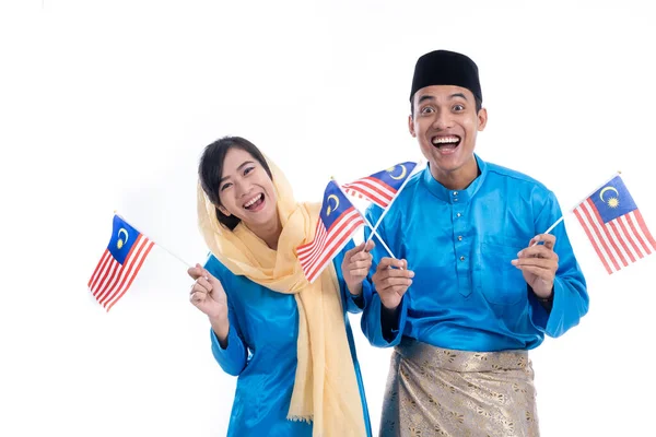 Animado casal muçulmano com bandeira malaia — Fotografia de Stock