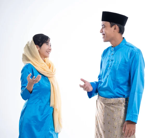 Man och muslimsk kvinna pratar isolerat över vitt — Stockfoto