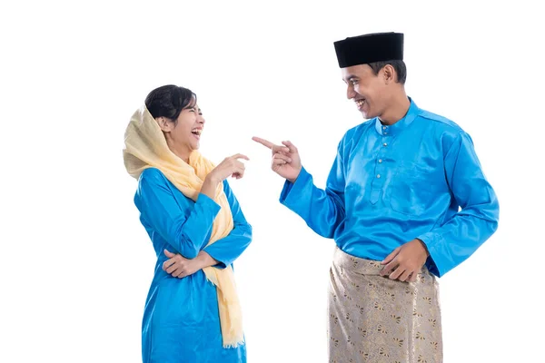 Hombre y mujer musulmana hablando aislado sobre blanco —  Fotos de Stock