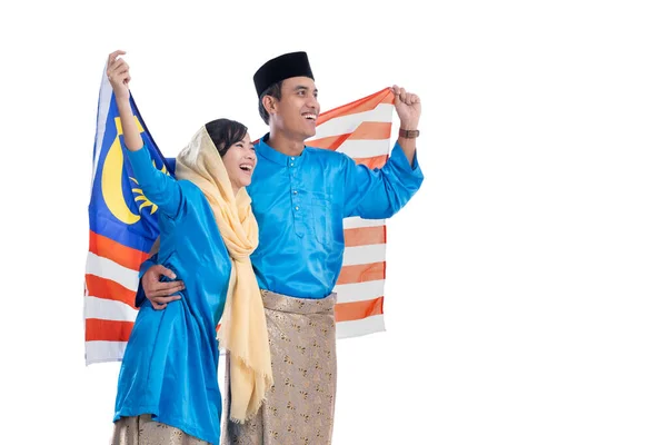 Όμορφο μουσουλμανικό ζευγάρι με σημαία malay — Φωτογραφία Αρχείου