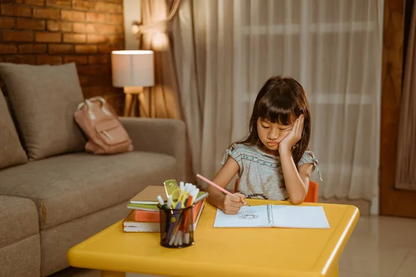 Niño se siente aburrido mientras hace su tarea —  Fotos de Stock