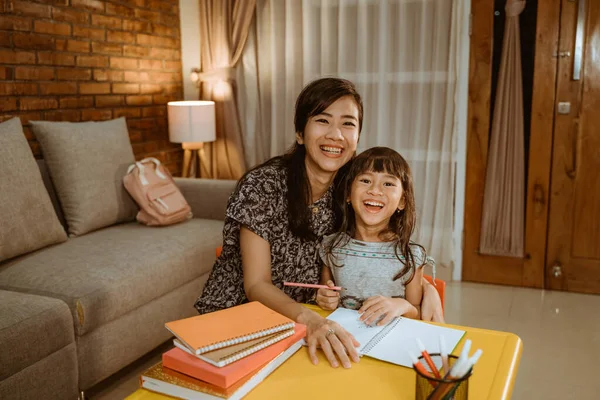 Mãe e filha escola em casa estudando juntos — Fotografia de Stock