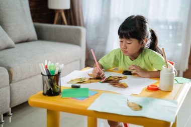 Kuru yapraklardan çocuk aktivitesi yapma sanatı