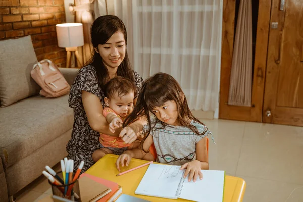 Niño que estudia en casa por la noche — Foto de Stock