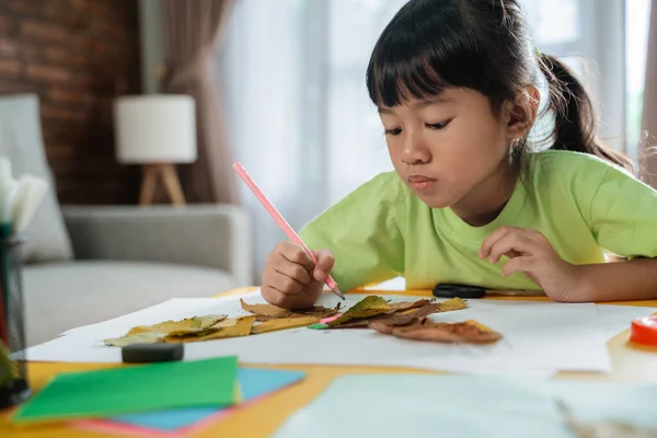 Niño haciendo arte de hojas secas —  Fotos de Stock