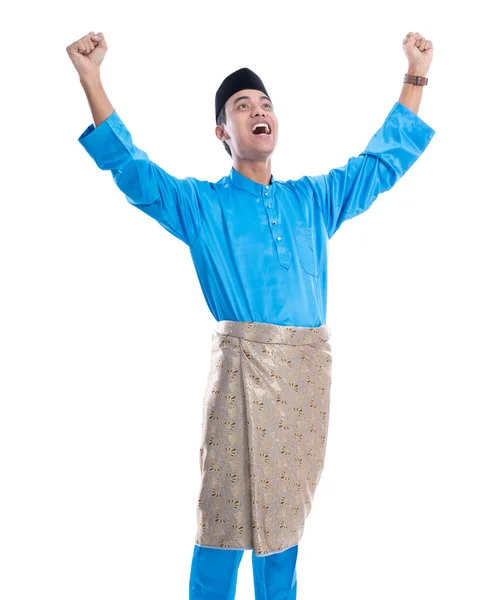 Šťastný vzrušený malajský samec zvedne ruku — Stock fotografie