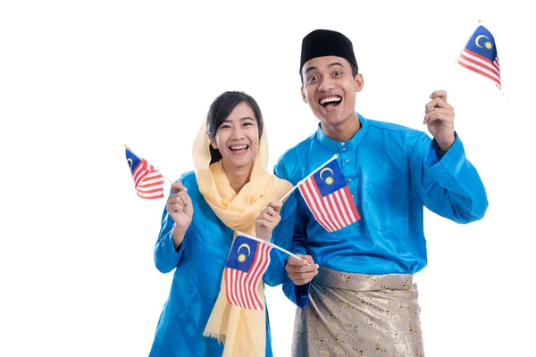 Pasangan muslim bersemangat dengan bendera malaysian — Stok Foto