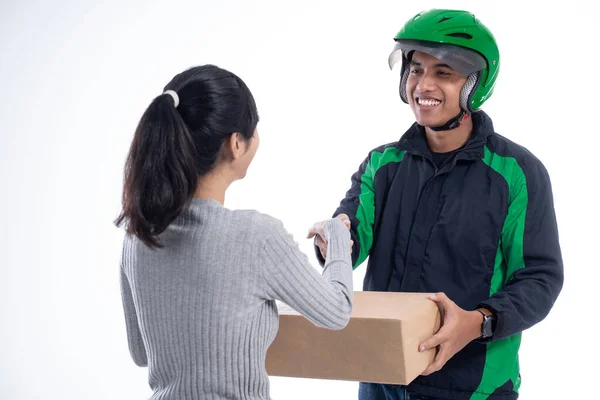 Mensajero de entrega con casco y paquete de envío uniforme —  Fotos de Stock