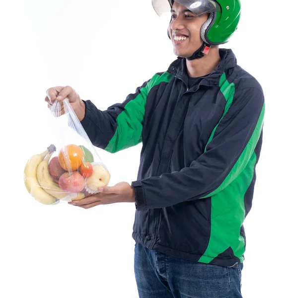 비닐 봉투에 식료품을 담아 배달하는 남자 — 스톡 사진