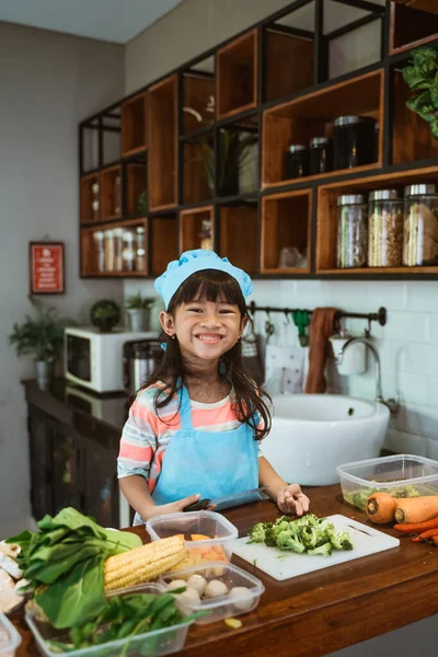 Bambino che impara a cucinare a casa — Foto Stock