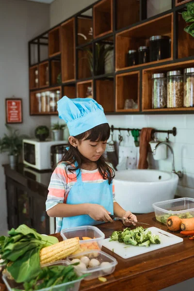 Ребенок готовит на кухне — стоковое фото