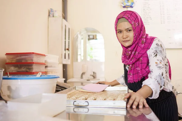 Muslim perempuan pembuat roti di bengkelnya — Stok Foto