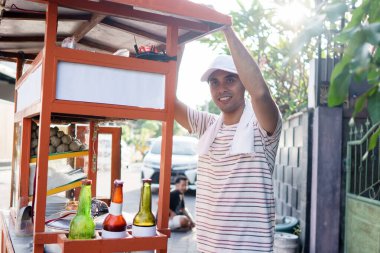 Adam at arabalarında bakso satıyor.