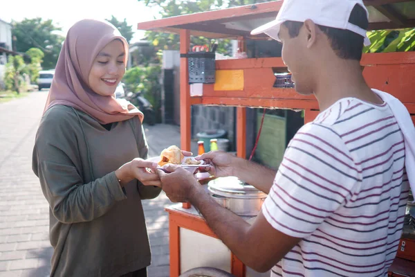 Penjual makanan jalanan menyerahkan mangkuk bakso — Stok Foto