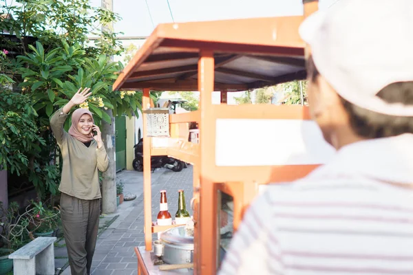 Homem vendendo bakso nos carrinhos — Fotografia de Stock