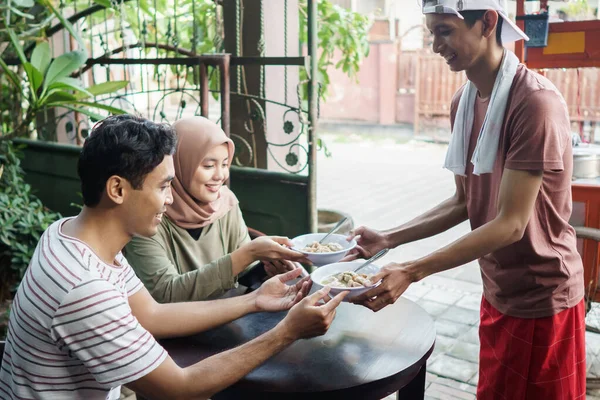 Lidé si kupují pekaře od pouličního dodavatele potravin — Stock fotografie