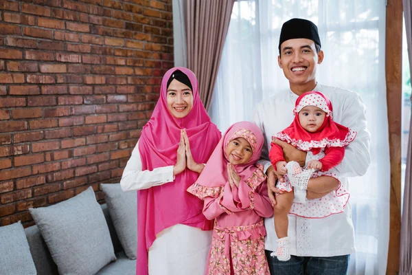Família em casa celebrando eid mubarak — Fotografia de Stock