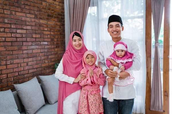 Família em casa celebrando eid mubarak — Fotografia de Stock