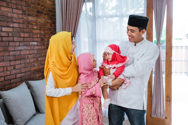 Eid Mubarak asiatisk familj hemma — Stockfoto