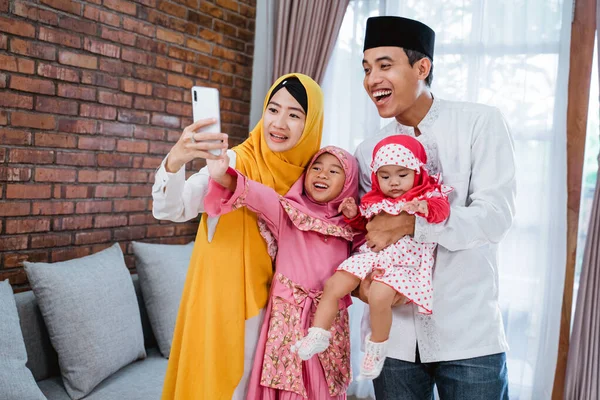 Keluarga berbicara di telepon selama masa Idul Fitri — Stok Foto