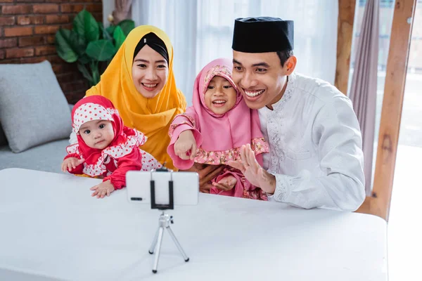 Moslim familie video bellen met familieleden tijdens eid mubarak — Stockfoto