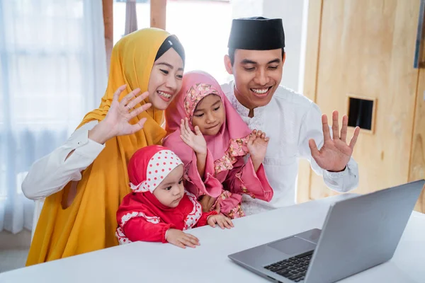 Muslim keluarga menggunakan laptop untuk memanggil teman-teman — Stok Foto