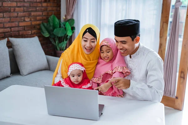 Muslimische Familie telefoniert mit Laptop mit Freunden — Stockfoto