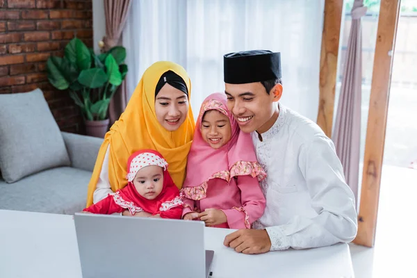 Muslim keluarga menggunakan laptop untuk memanggil teman-teman — Stok Foto