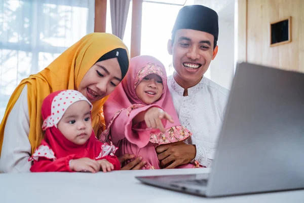 Moslim familie video confrence op eid mubarak — Stockfoto