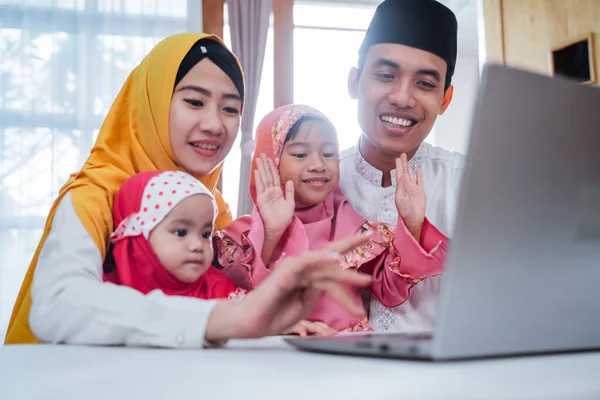 Muslim familj video confrence på eid mubarak — Stockfoto