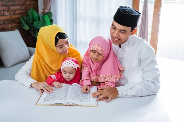 Keluarga Asia belajar Quran bersama-sama ketika waktu luang — Stok Foto