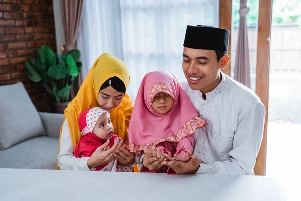 Muslim ayah, ibu dan anak berdoa bersama-sama — Stok Foto